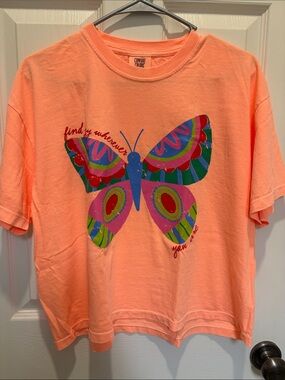 Comfort Colors Cropped Neon Peach Butterfly Graphic T, women size XL. Never worn